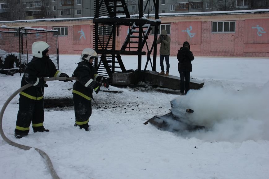 Сыктывкарские журналисты на себе испытали особенности пожарной службы, фото-19