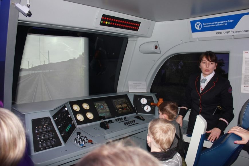 В поезде-музее каждый может побыть в роли машиниста локомотива (фото) - фото 7