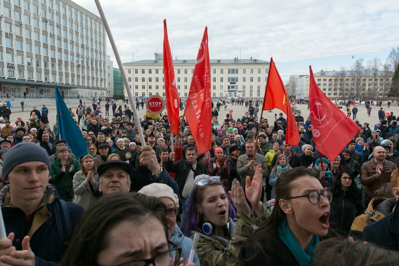 Участниками несанкционированного митинга на Стефановской площади стали более 500 человек,..., группа Вконтакте "Люди и события КПРФ. Республика Коми"