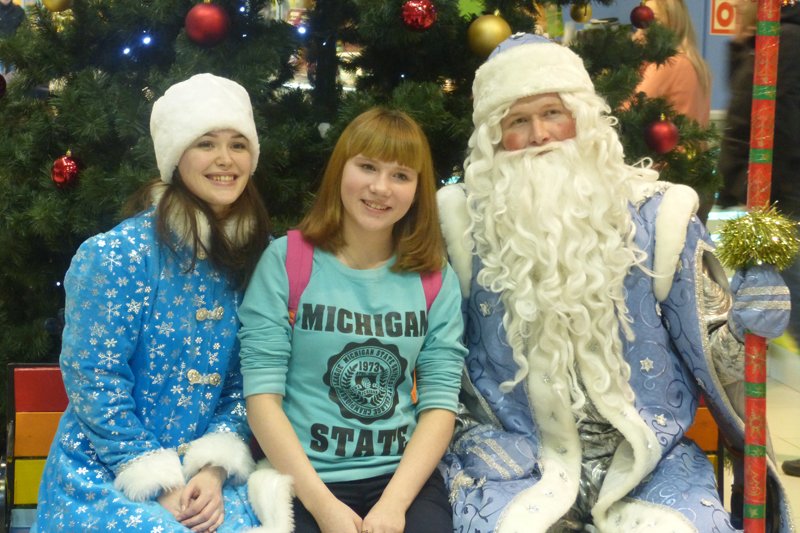 В Торговом центре Сыктывкара посетителей ждали в гости Дед Мороз и Снегурочка (фото) - фото 2