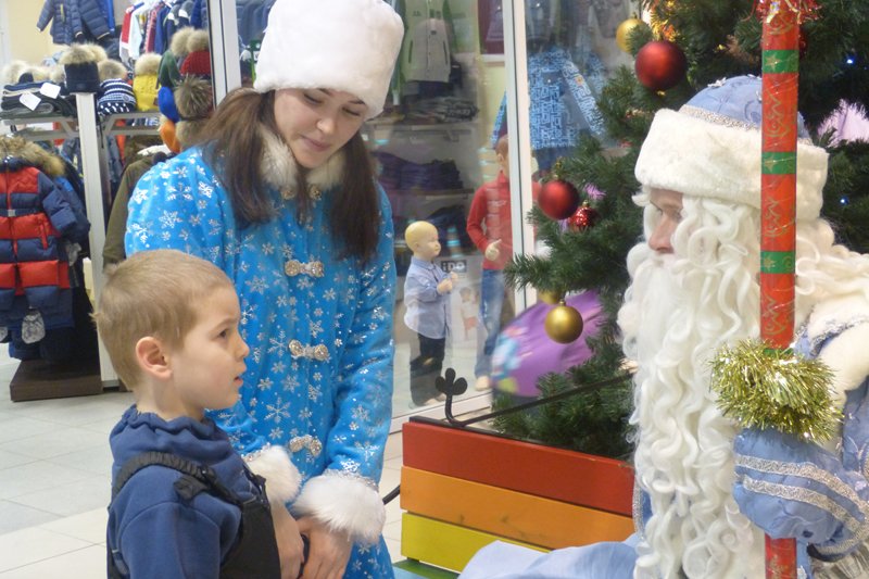 В Торговом центре Сыктывкара посетителей ждали в гости Дед Мороз и Снегурочка (фото) - фото 1