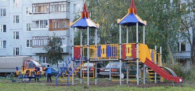 В Сыктывкаре установили ещё одну детскую игровую площадку, фото-1